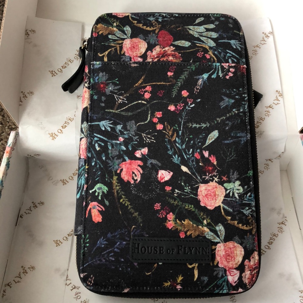 House of Flynn Black Fable Travel Wallet